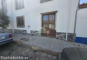Loja com 787 m2, excelente em condomnio habitacional em mouro