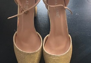 Sapatos Dourados de Fivela