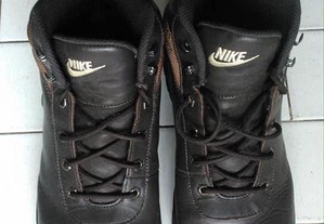 Botas Nike em Pele genuína Originais Novas.