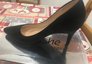 Sapatos pretos com salto