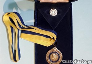 Conjunto medalha em bronze e pin Rotary International com caixa