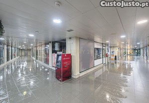 Espao comercial/empresarial com 2.466 m2, frente  estao de comboios e junto ao IC19