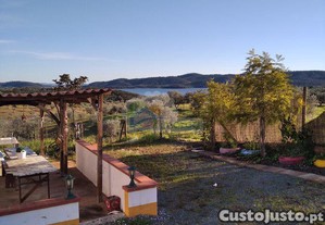 Terreno com construção situado perto da aldeia de alqueva