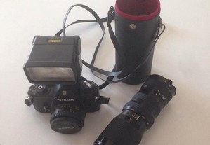 Máquina fotográfica Nikon EM + flash + objectiva