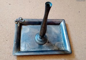Castiçal antigo em metal com prato suporte