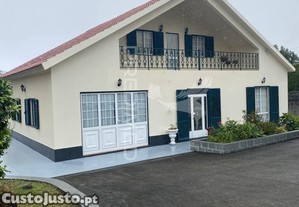 Moradia t3 de dois pisos com jardim paisagstico urzelina, ilha de so jorge