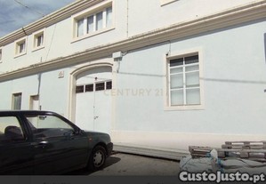 Prdio multifamiliar com potencial de expanso em Loures   ideal para habitao ou investimento! 