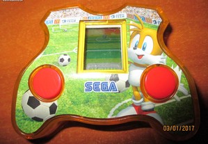 Pequena máquina de jogo digital antigo da Sega