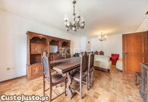 Andar Moradia T3, Jardim, Garagem Dupla E Sótão...