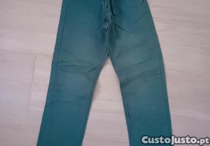 Calas verde gua 3-4 anos H&M, tem uma macha de lixivia, como se v nas fotos