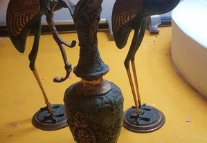 Estátuas de cisne e jarra