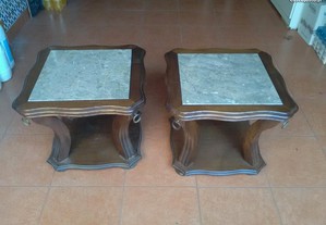 Duas mesas de apoio para por entre os sofás
