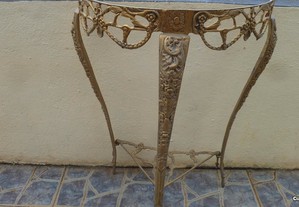 Estrutura de mesa em bronze antiga