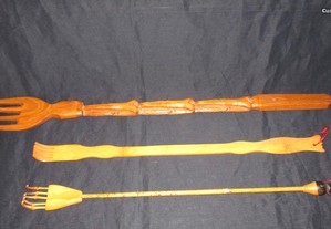 2 Coça costas e grande garfo decorativo em madeira
