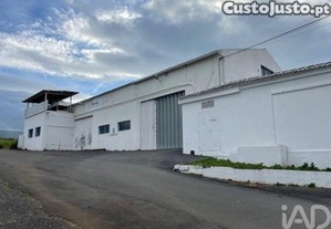 Hangar em Praia da Vitória (Santa Cruz) de 2202,00 m²