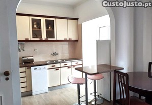 T1 junto ao metro Ameixoeira. Mobilado/equipado. Garagem e internet incluídas. Pronto a entrar. Valor negociável