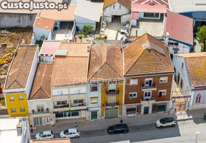 Prédio composto de uma loja e 2 apartamentos