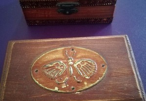 Caixas de madeira antigas com borboleta