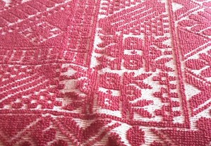 Carpete em lã com borbotos tecida em tear manual