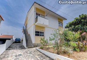 Moradia bifamiliar T4+1 em Pinheiro de Loures, com vistas desafogadas, jardim, pátio, varanda e terraço