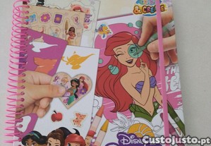 Livro de colorir novo das Princesas com material para pintar