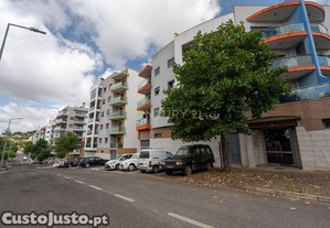 Apartamento de tipologia T3, com 2 varandas, 2 WC e box para 4 viaturas, situado no Jardim da Amoreira - Ramada em Odivelas.