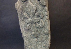 Escultura antiga em granito