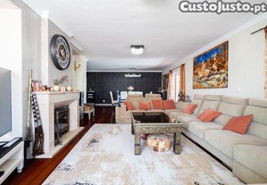 Apartamento T3 à no Bairro do Rosário com garagem e varanda ampla!