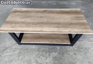 Mesa de centro com tampo em madeira maciça