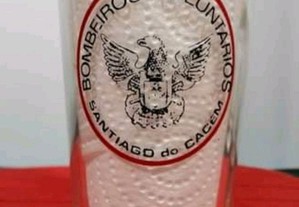 Antigo copo em vidro com o Quartel dos Bombeiros Voluntário de Santiago do Cacém