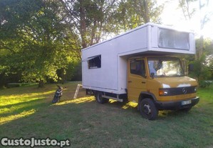 Mercedes 811D de 1987 projeto inacabado de autocaravana ou veículo de mercadorias