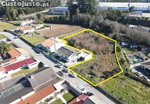 Oportunidade Imperdível: Terreno com Viabilidade de Construção em uma Zona Residencial em Santa Maria de Lamas