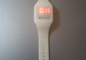 Relógio Branco A-Mazing Modelo Hide Watch
