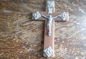 cruz antiga em plastico