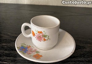 conjunto de chavena e pires flores