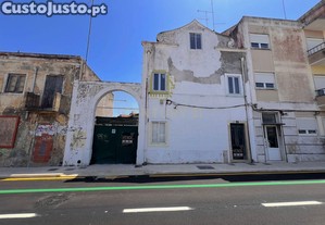 Oportunidade de Investimento no Centro Urbano de Caldas da Rainha   Prdio com Terreno e 3 Casas | Ideal para Construo ou Reab