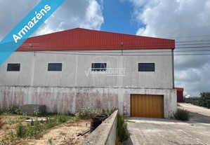 Armazém Industrial com 2024 m2 da banca situado no Juncal em Porto de Mós