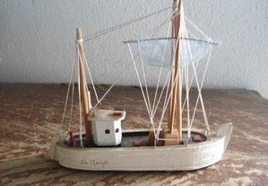 barco pequeno antigo em madeira