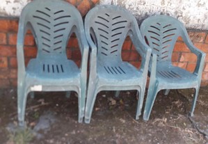 4 cadeiras em resina verdes