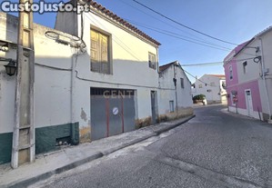 Moradia ideal para restaurar no centro da vila de Valado de Frades a 5km da praia da Nazaré