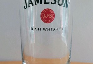 Copo alto em vidro com publicidade do Whisky Jameson