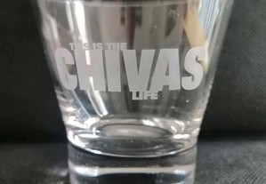 Copo em vidro com a gravação da publicidade do Whisky Chivas