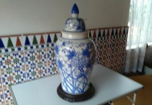 Lindo jarrão em porcelana pintado á mão