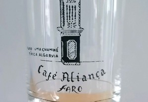Copo antigo em vidro com a publicidade do Café Aliança em Faro