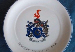 Prato decorativo de cerâmica dos Serviços Sociais da P.S.P.