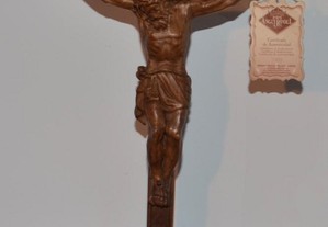 Estatueta esculpida-Madeira MaciçaCristo na Cruz