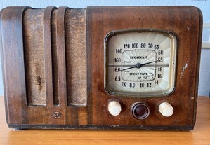 Rádio antigo em madeira RCA