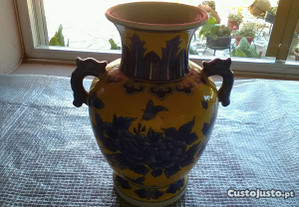 Grande jarrão antigo de porcelana chinesa