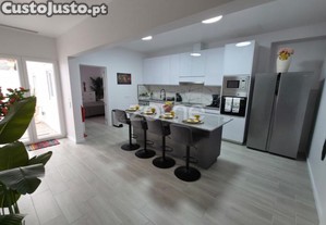 Moradia Em Alojamento Local Com Jardim - São...
