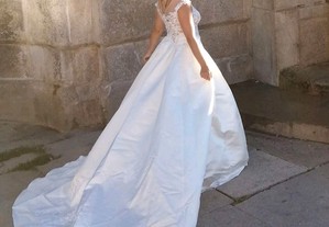 Lindo vestido de noiva com véu e saiote